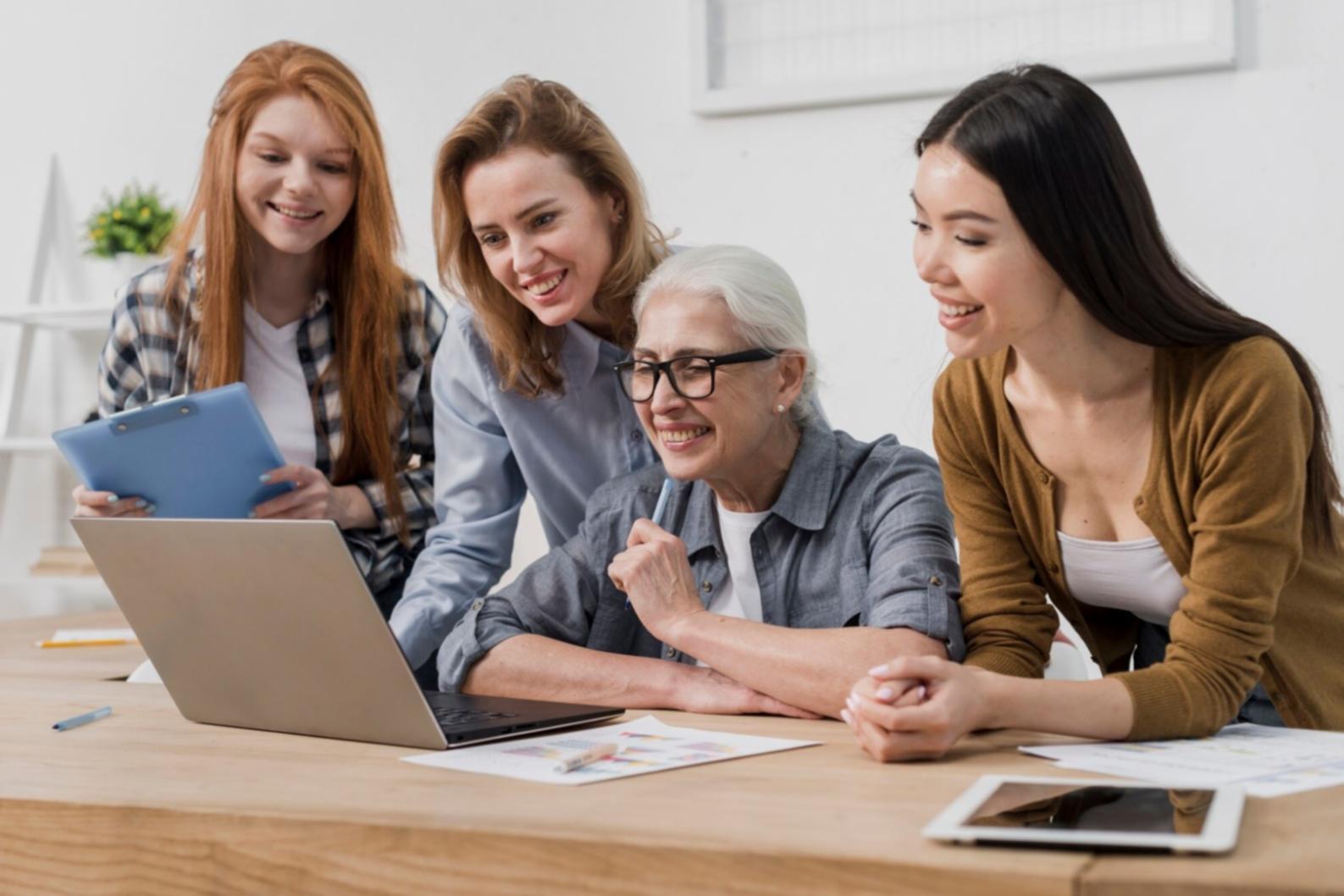 Équipe travaillant sur des projets éducatifs financiers